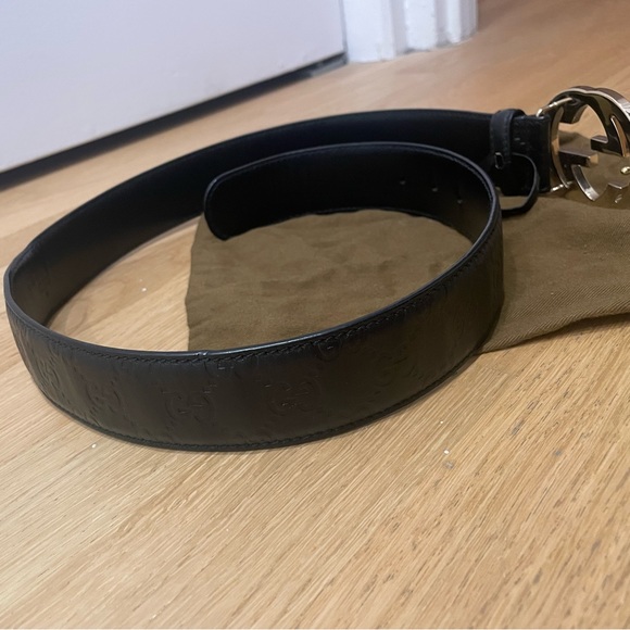 Gucci Signature Black Leather Belt with Gold GG Buckle - Picture 6 of 9